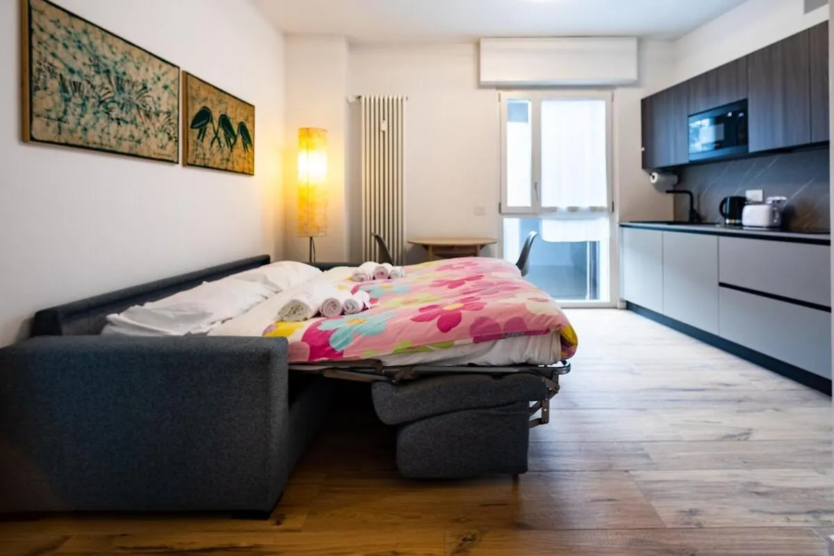 Modern Grey Flat In فيرونا 0*,