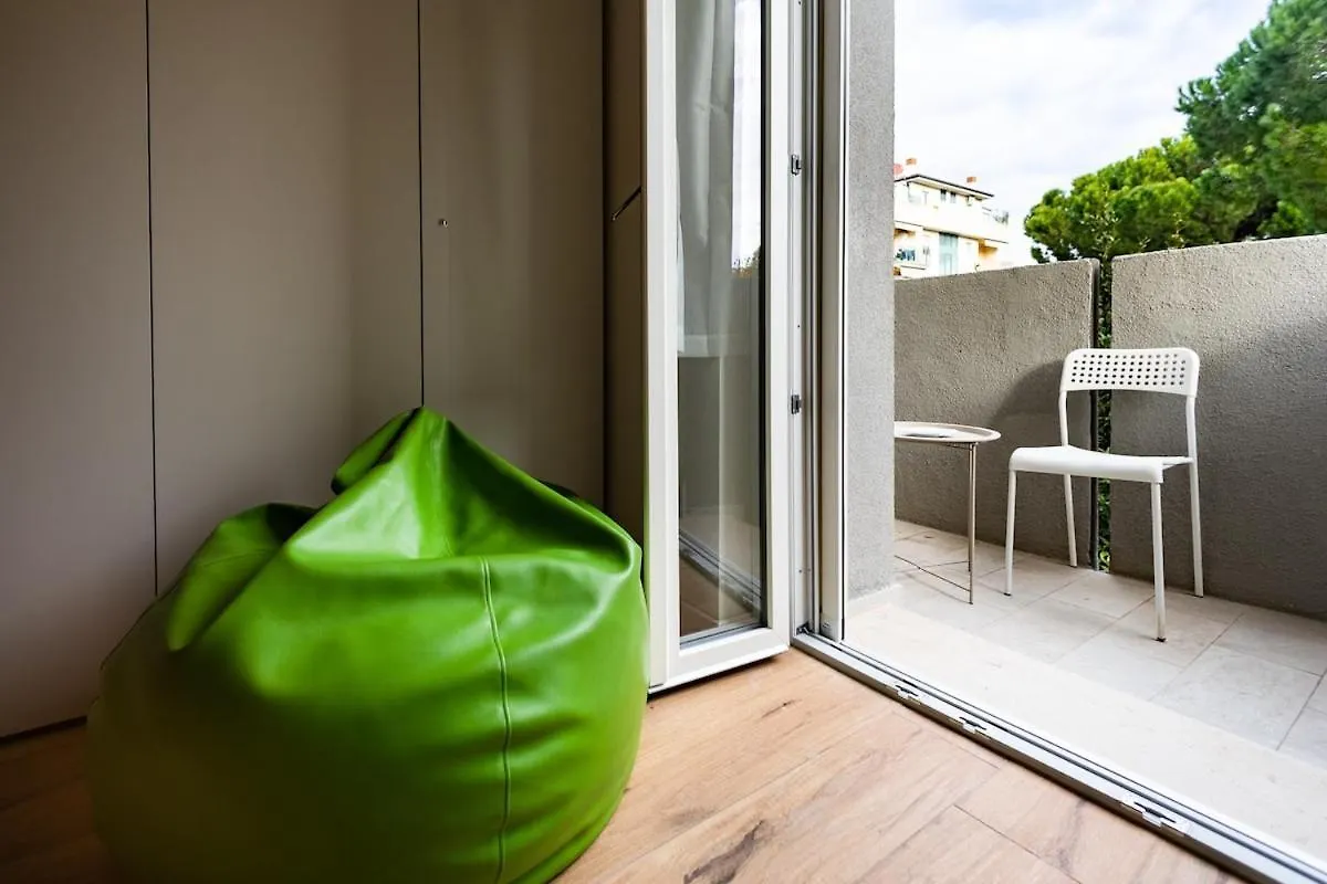 Modern Grey Flat In Verona 0*,